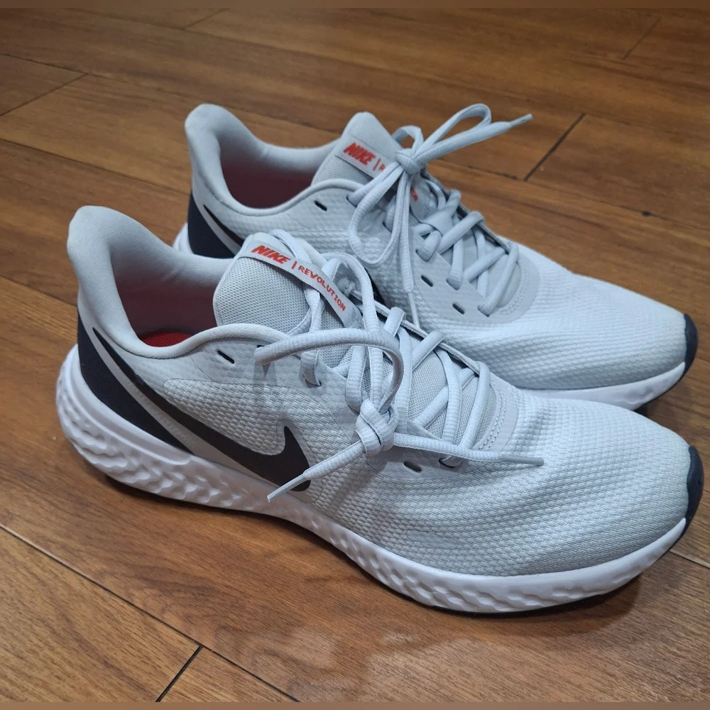 Nike Men's Gray Running Shoes